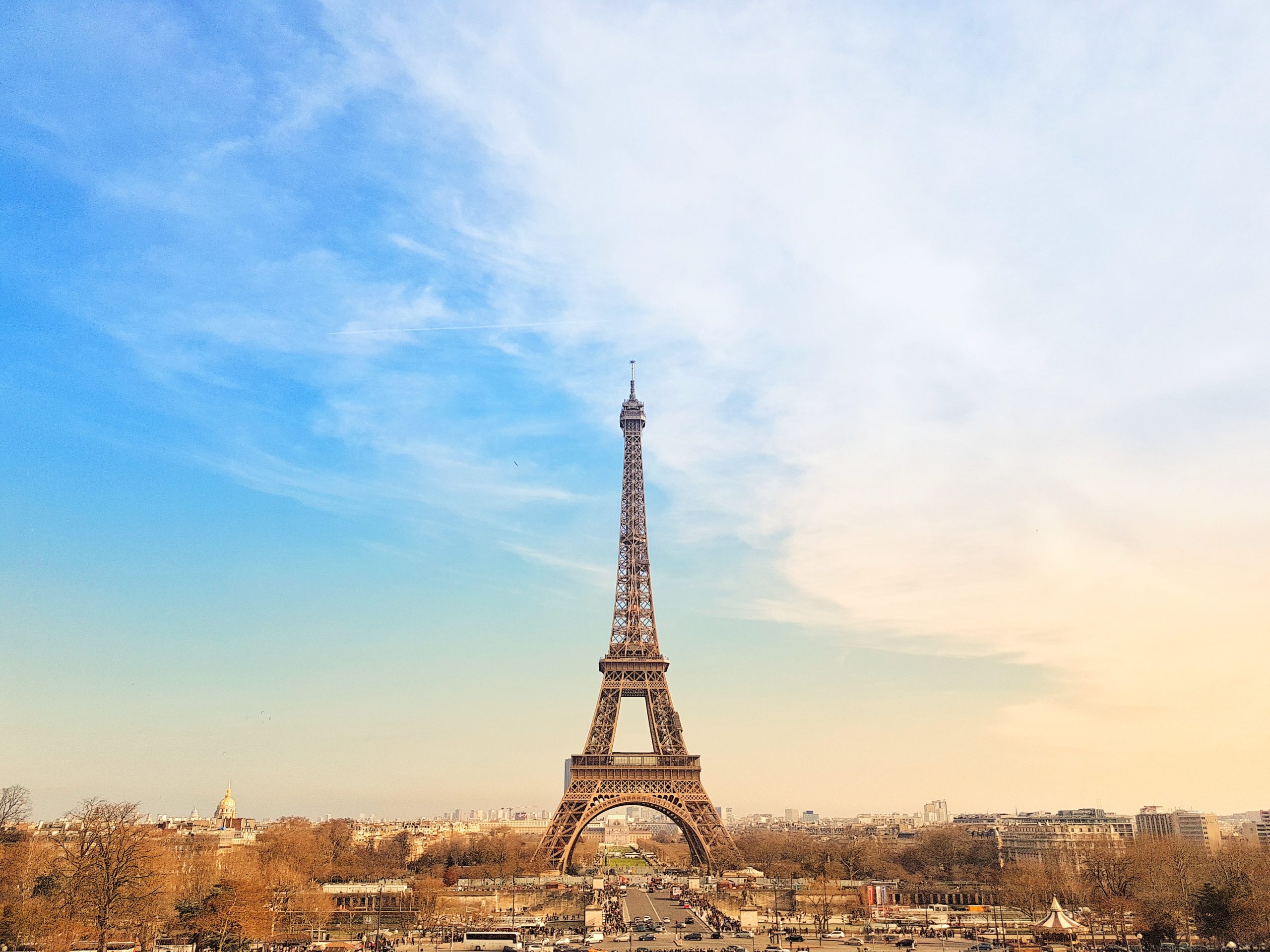 A virtual tout of the Eiffel Tower.